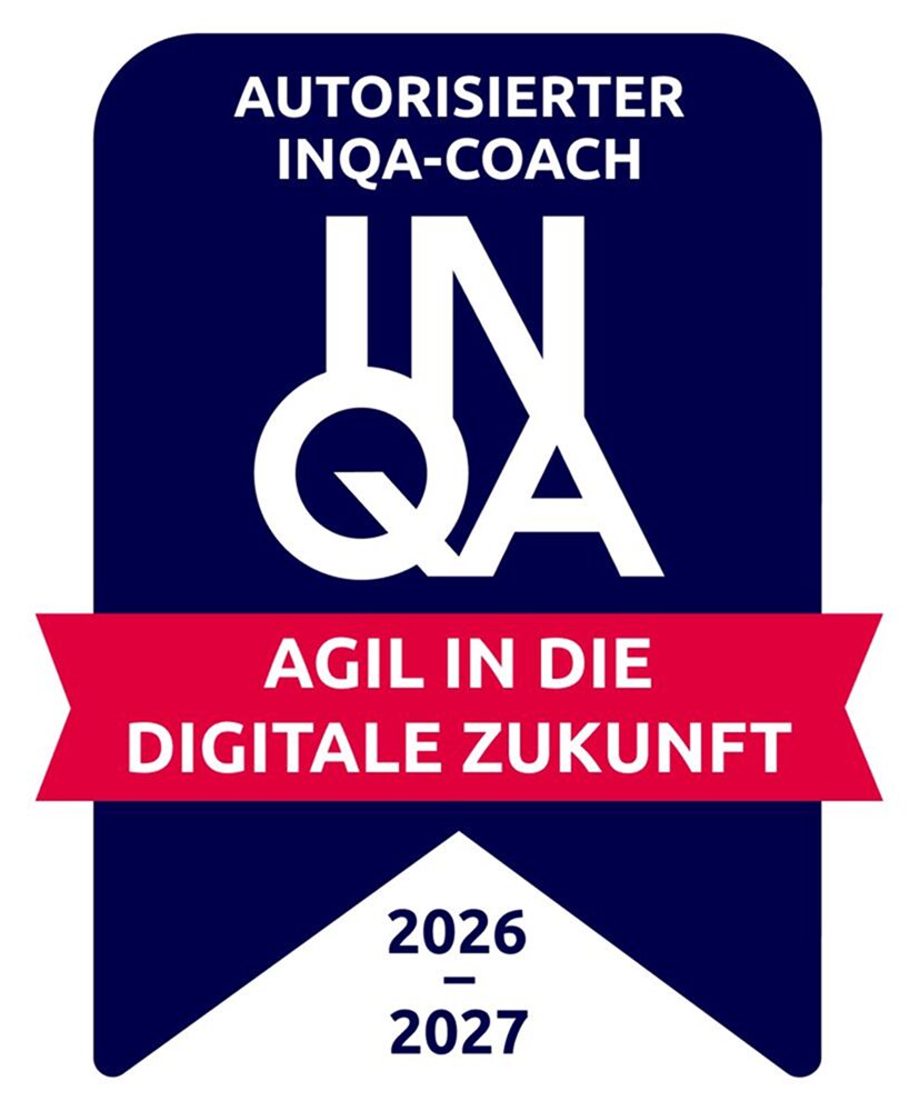 Blaues INQA-COACH-Siegel mit dem Text „Autorisierter INQA-Coach“, „Agil in die digitale Zukunft“ und 2026–2027.