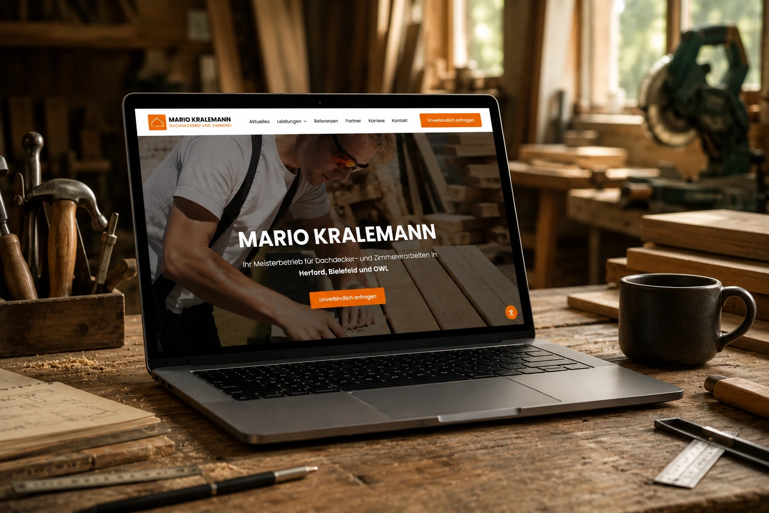 Website der Mario Kralemann Dachdeckerei und Zimmerei aus Herford auf einem Laptop in einer Holzwerkstatt