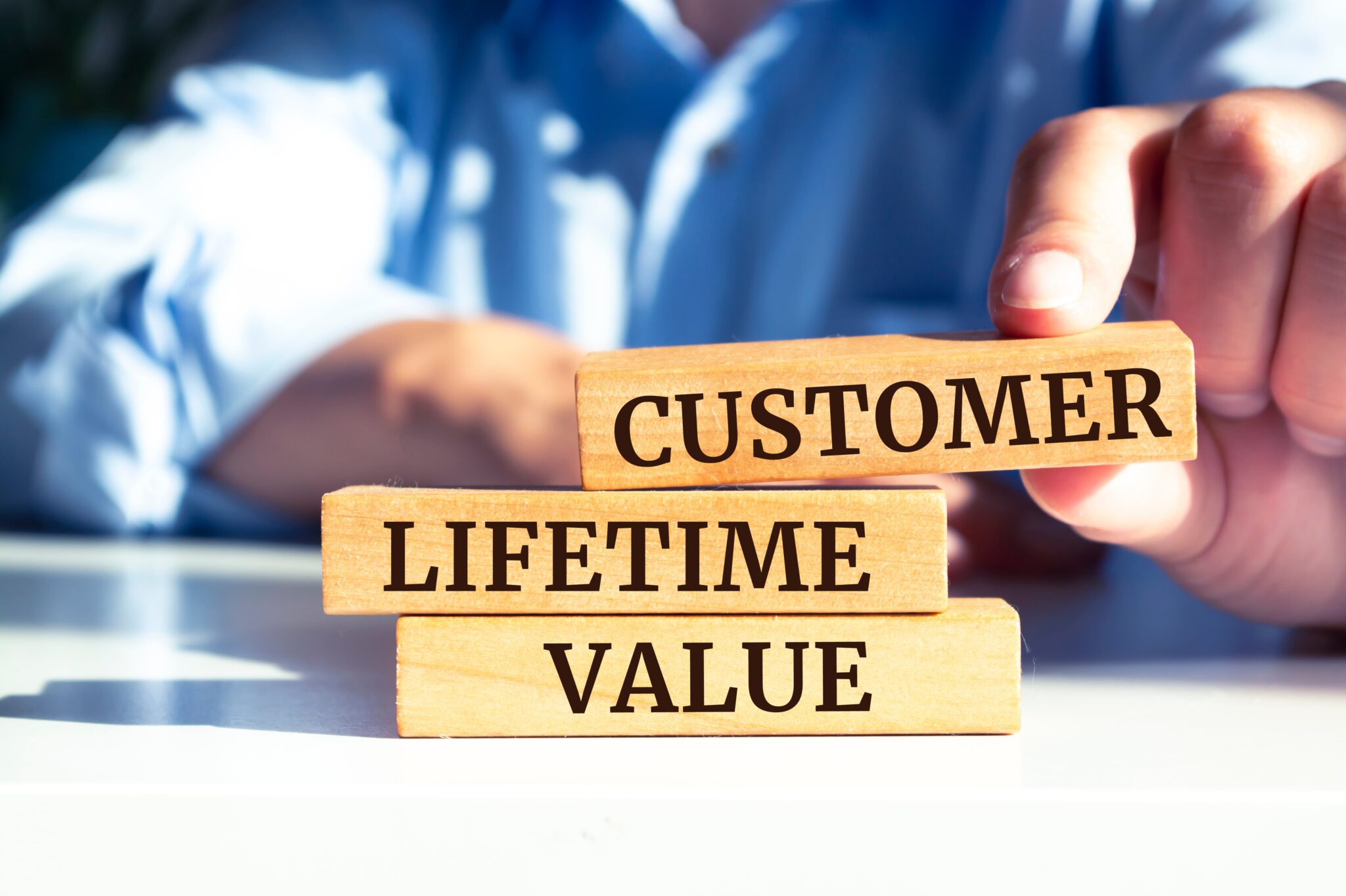 Holzblöcke mit den Worten Customer Lifetime Value, Thema: Kundentreue steigern im Marketingartikel.