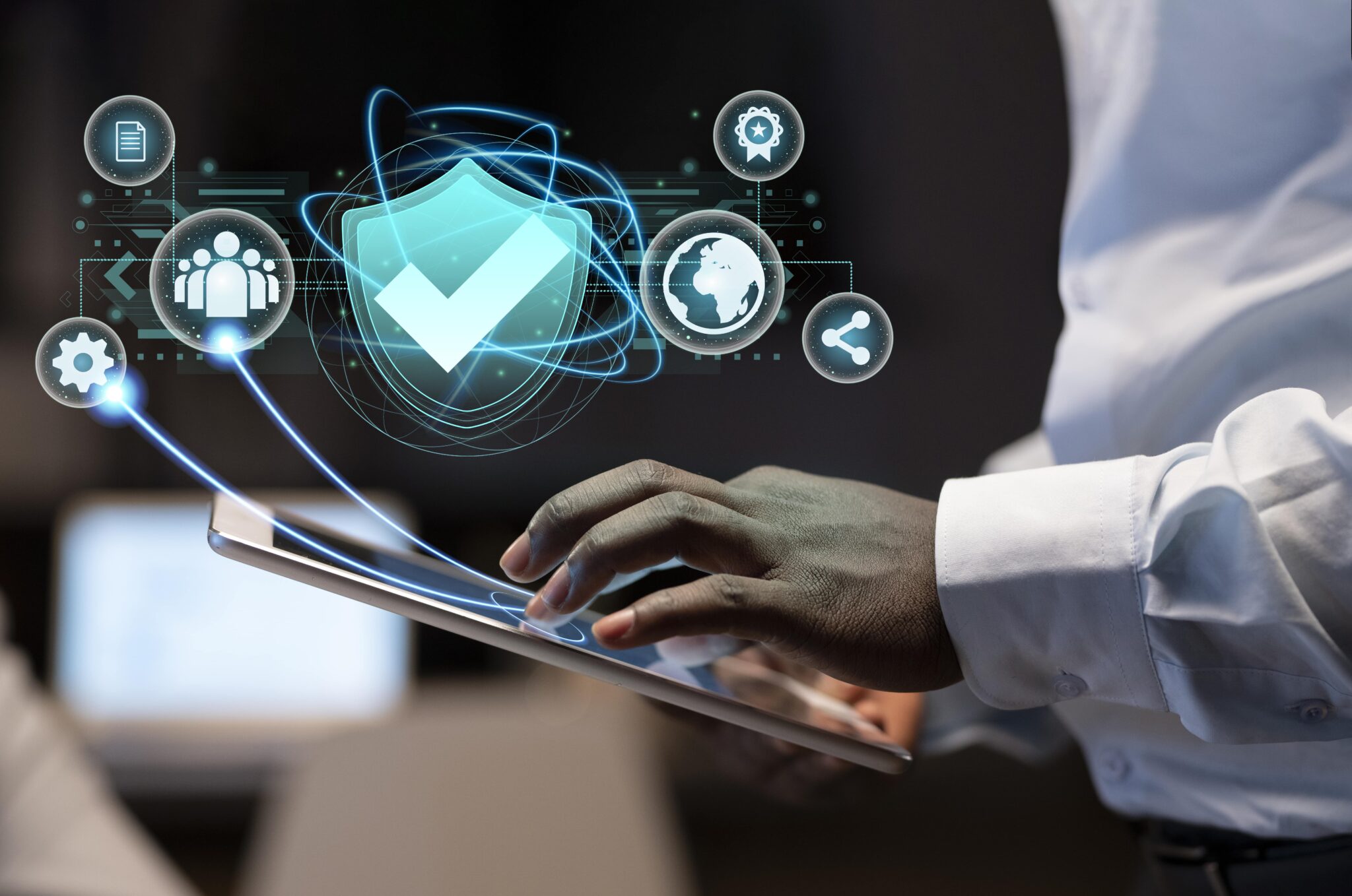 Interaktive Darstellung von Cybersicherheit auf einem Tablet, hervorgehoben in unserem Artikel zur digitalen Sicherheit.