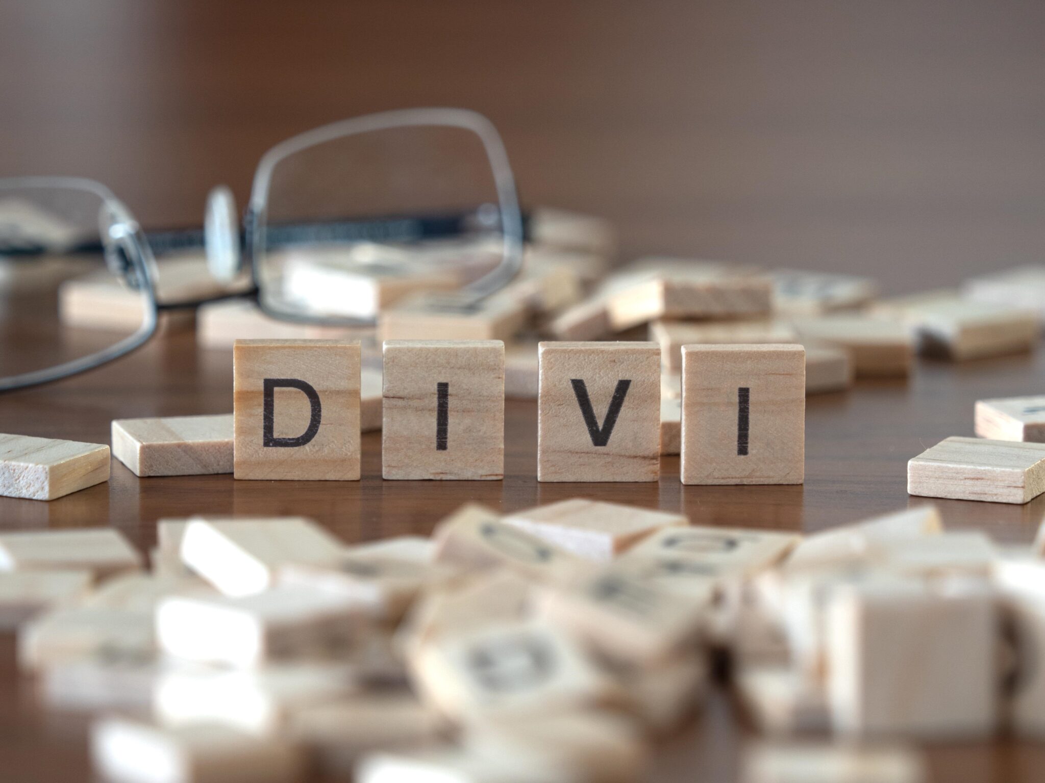 Holzbuchstaben bilden DIVI – Thema: Kreative Webdesign-Lösungen mit Divi-Builder auf Ihrem Blog erkunden.