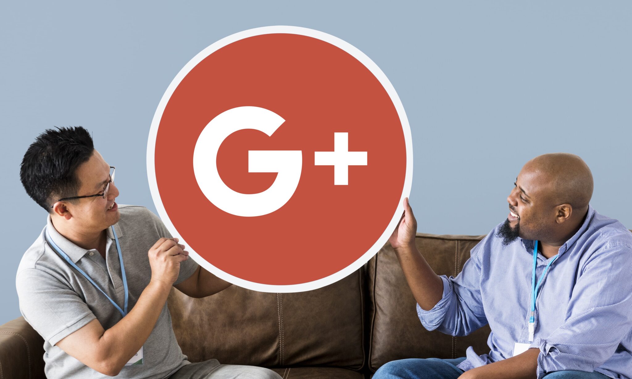 Zwei Männer halten Google Plus-Schild, thematisieren soziale Netzwerke und digitales Marketing als neue Chancen.