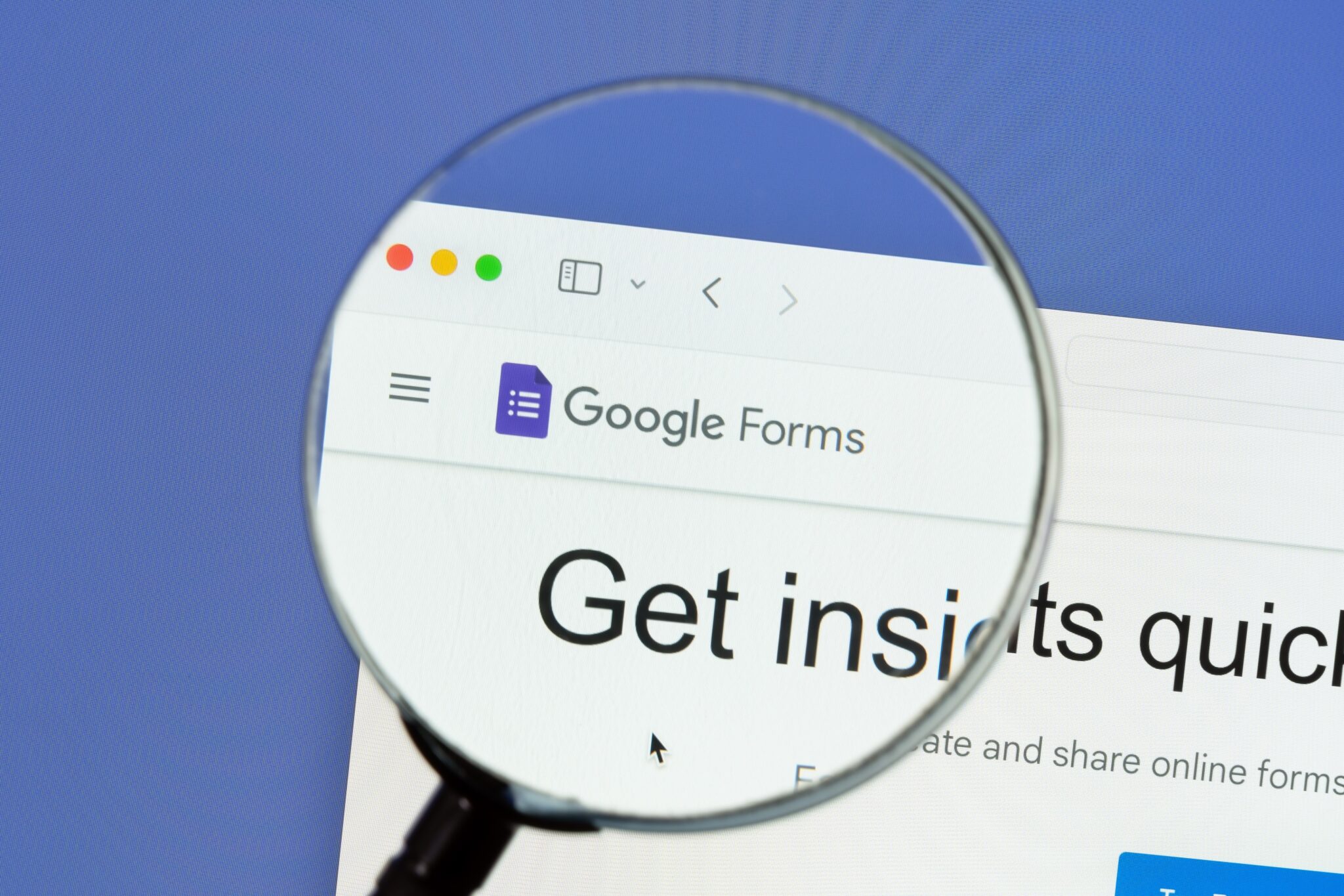 Google Forms Logo unter Lupe, Hinweis auf Beitrag zur Erstellung und Analyse von Umfragen mit Google Forms.