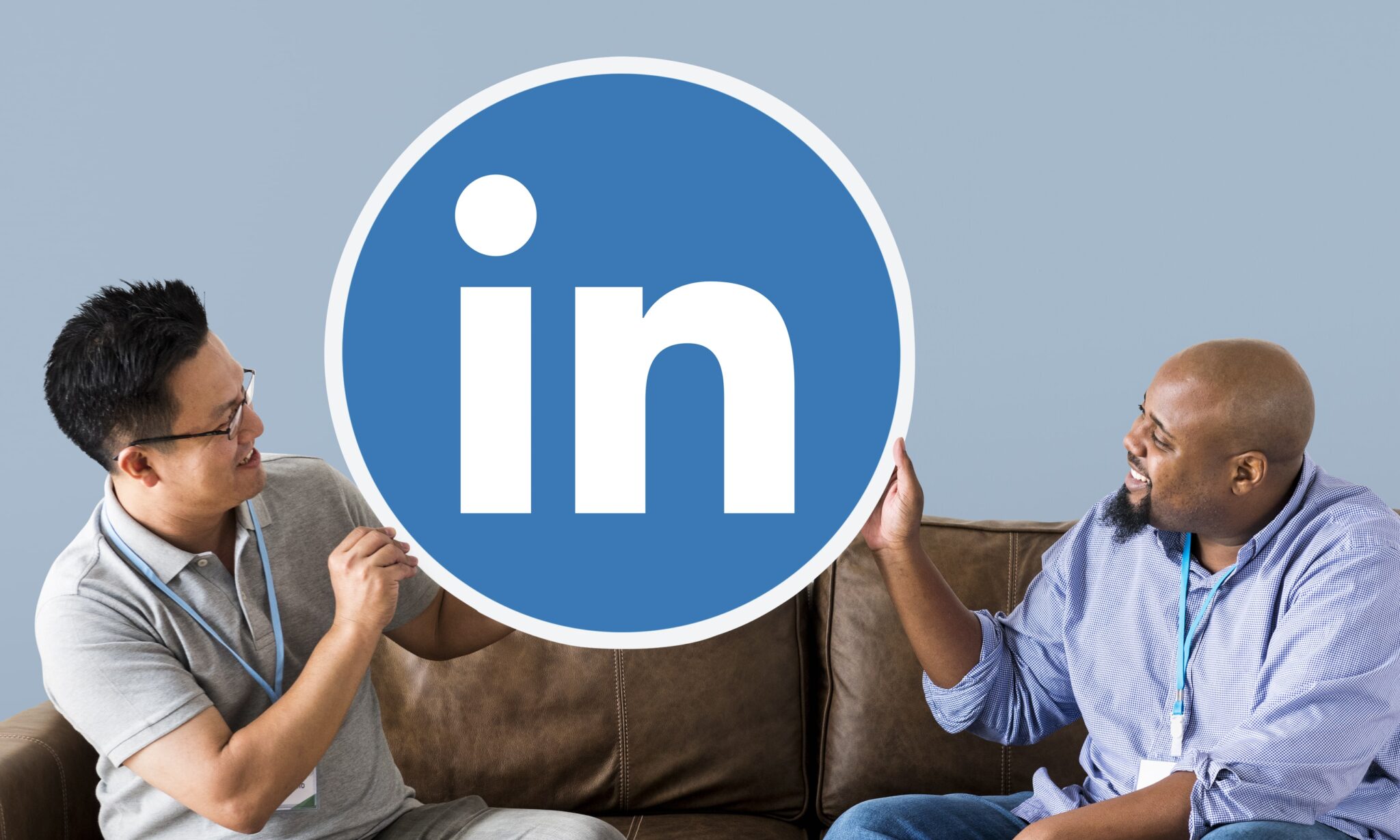 Menschen diskutieren LinkedIn-Strategien für Networking-Erfolg im Berufsleben.