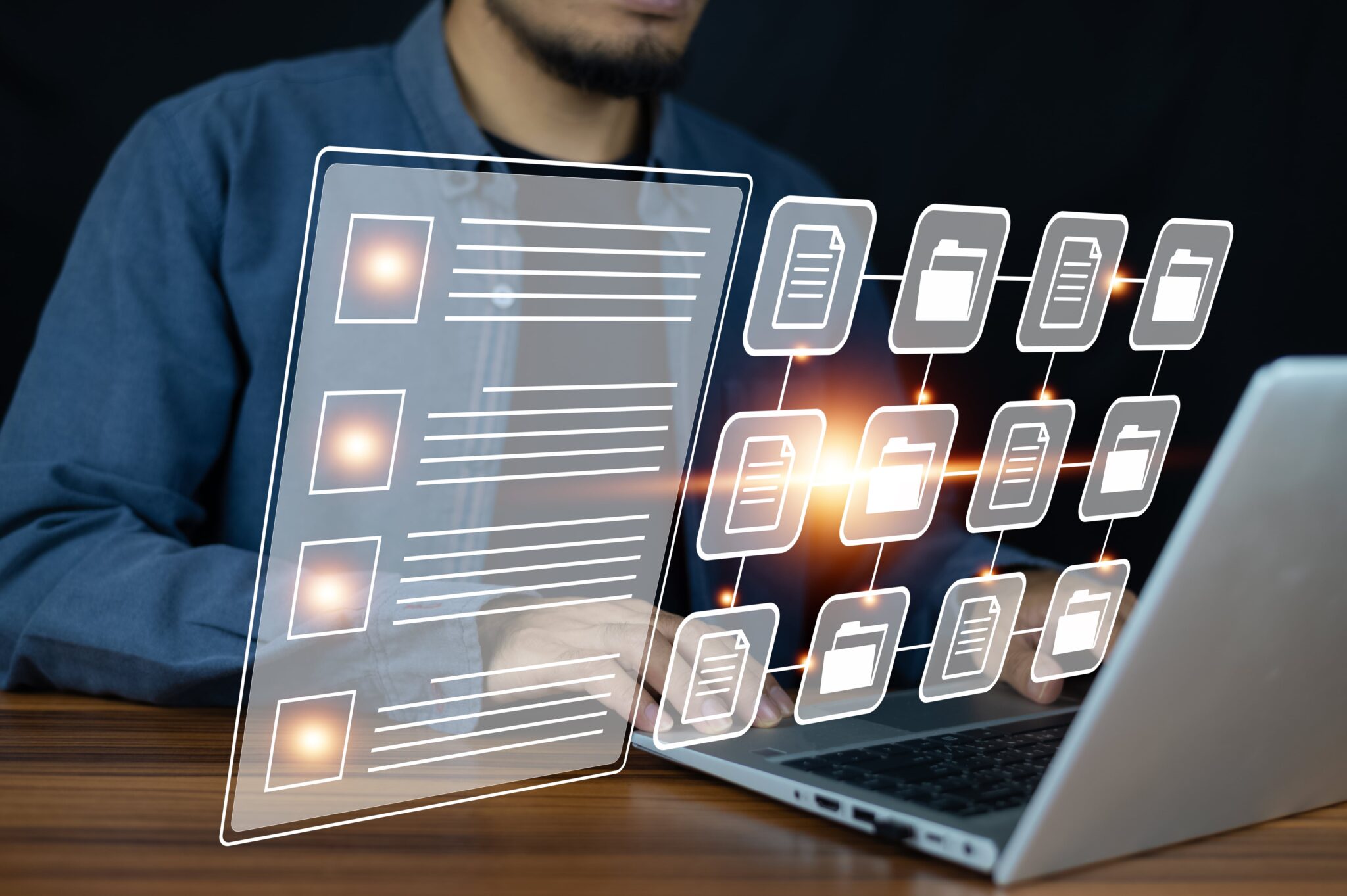 Digitaler Workflow: Mann am Laptop organisiert Dateistruktur. Effiziente Datenverwaltung im Büro-Alltag.