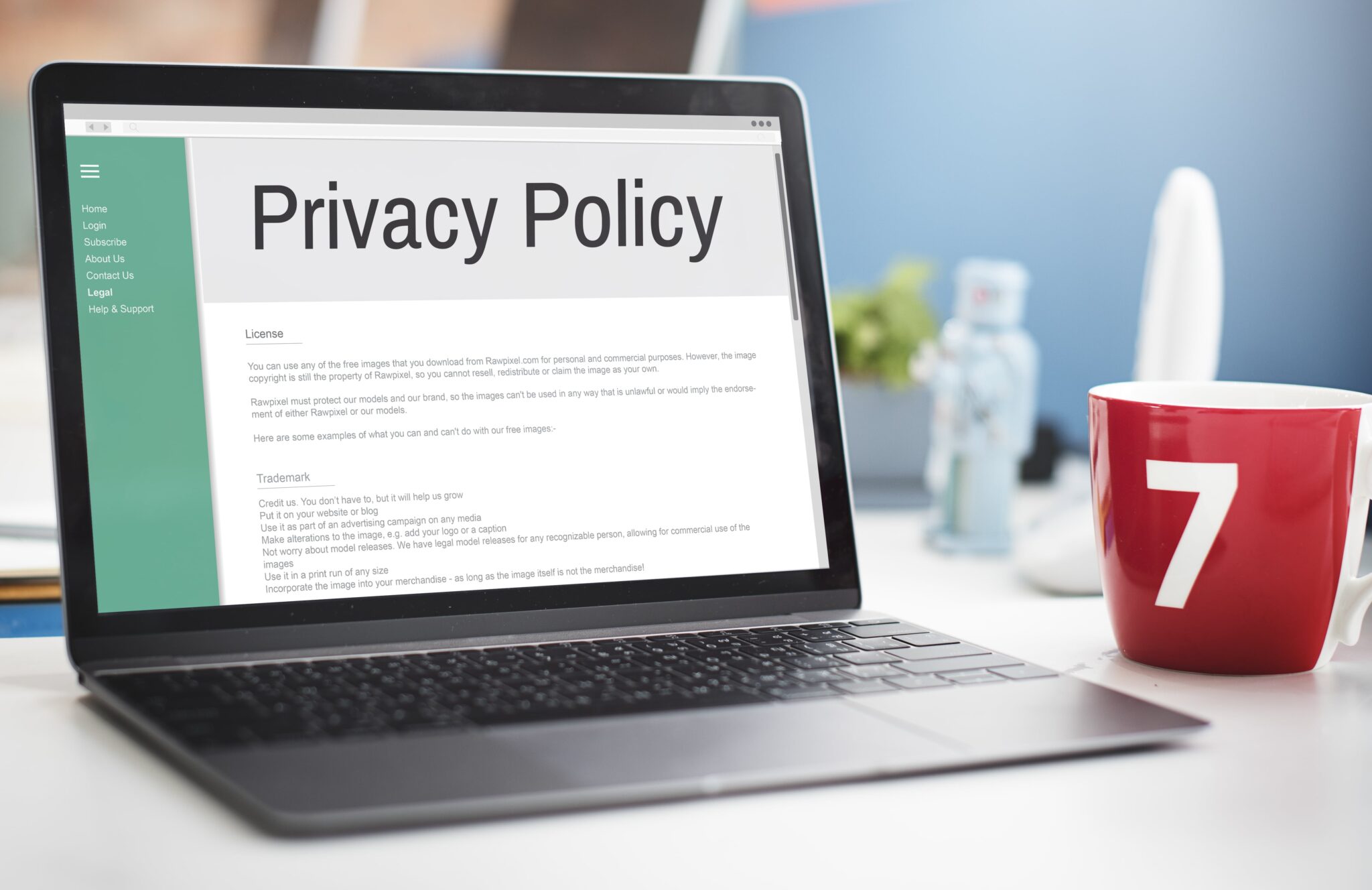 Laptop mit geöffneter Datenschutzrichtlinie, Artikel über Datenschutz und rechtliche Hinweise auf Unternehmenswebseiten.