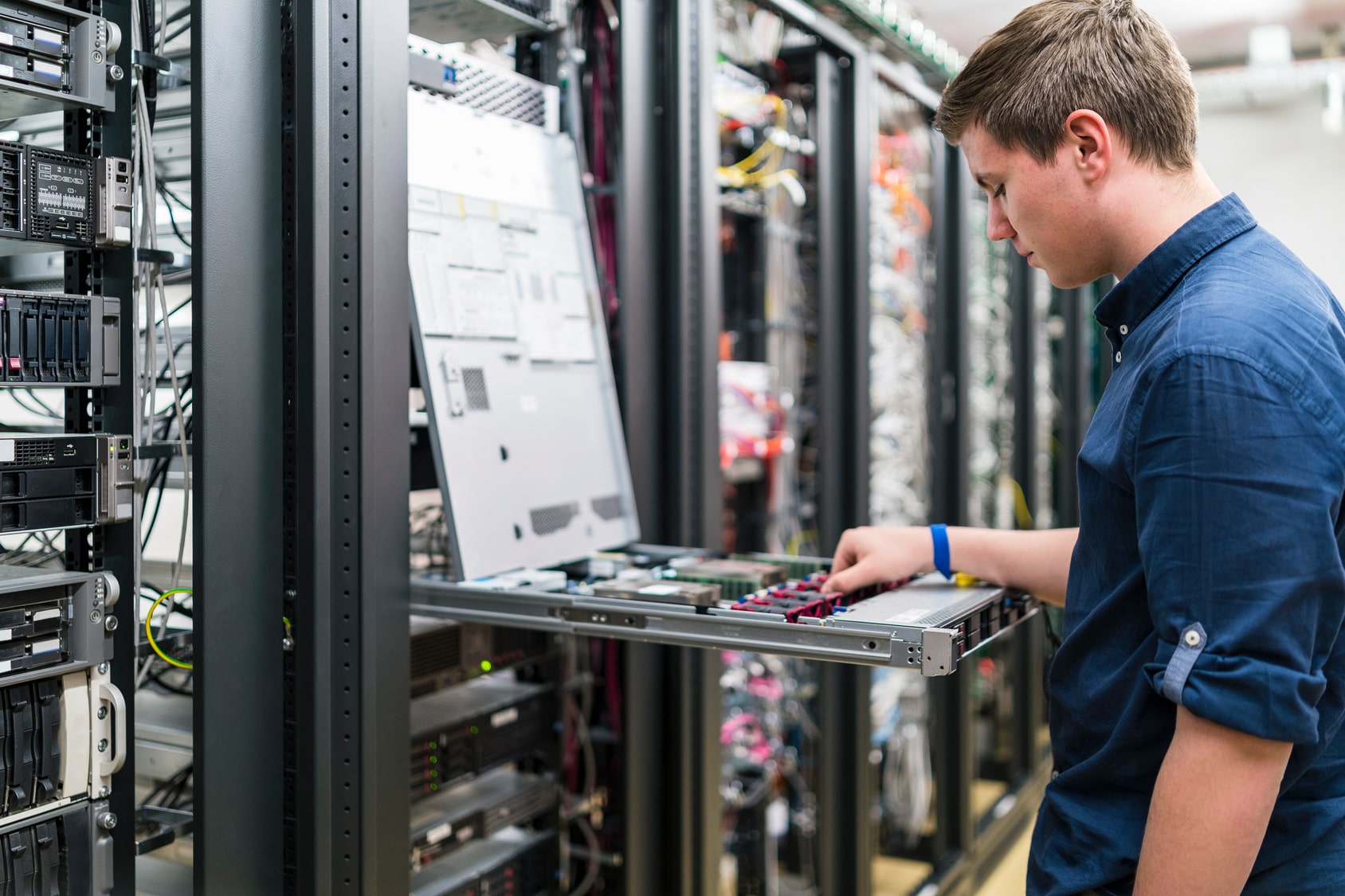 Techniker bei der Arbeit im Rechenzentrum für IT-Infrastruktur-Wartung und Datensicherheit.