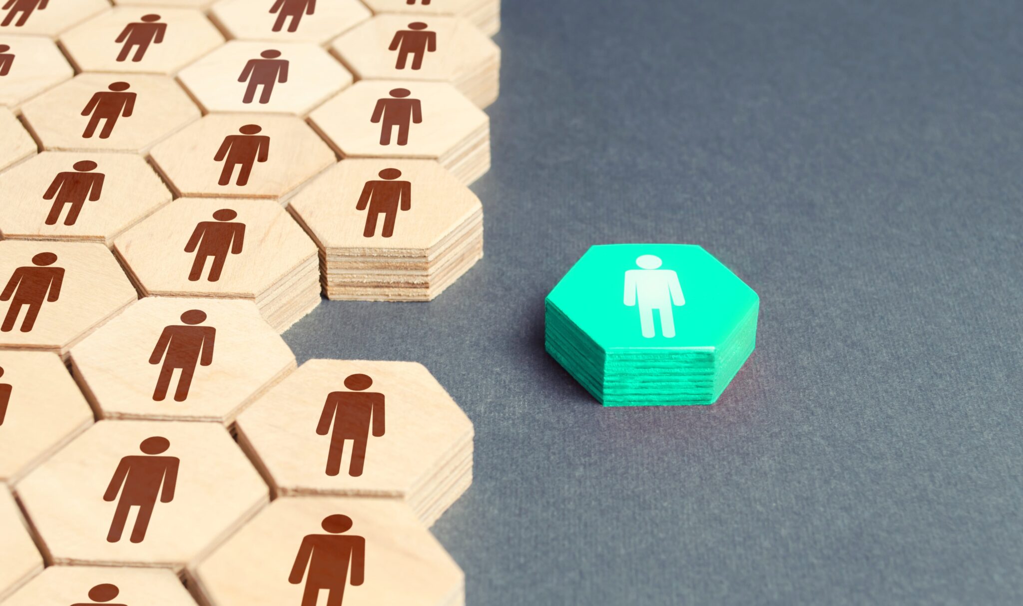 Symbol für Individualität im Team, hervorgehobene Figur zwischen einheitlichen Gruppenmitgliedern.