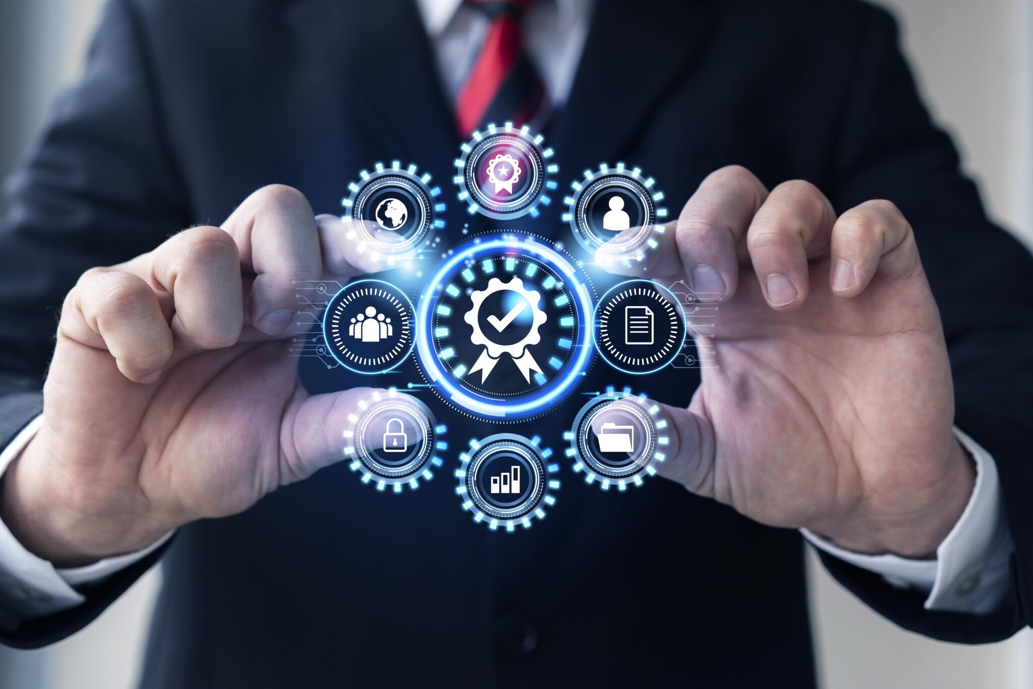 Geschäftsmann nutzt digitale Symbole zur Qualitätskontrolle, thematisiert Innovation im Unternehmensmanagement.