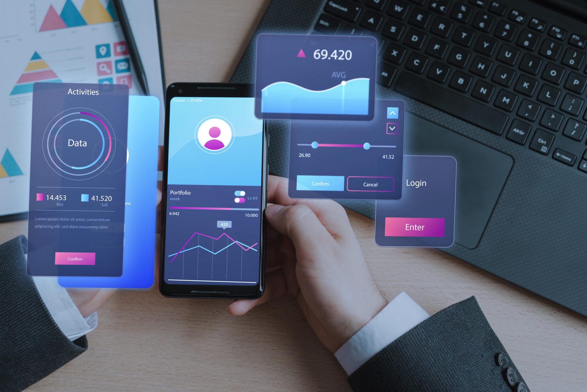 Hand halt Smartphone mit Finanz-App vor Laptop, Thema: Digitale Transformation im Finanzsektor.