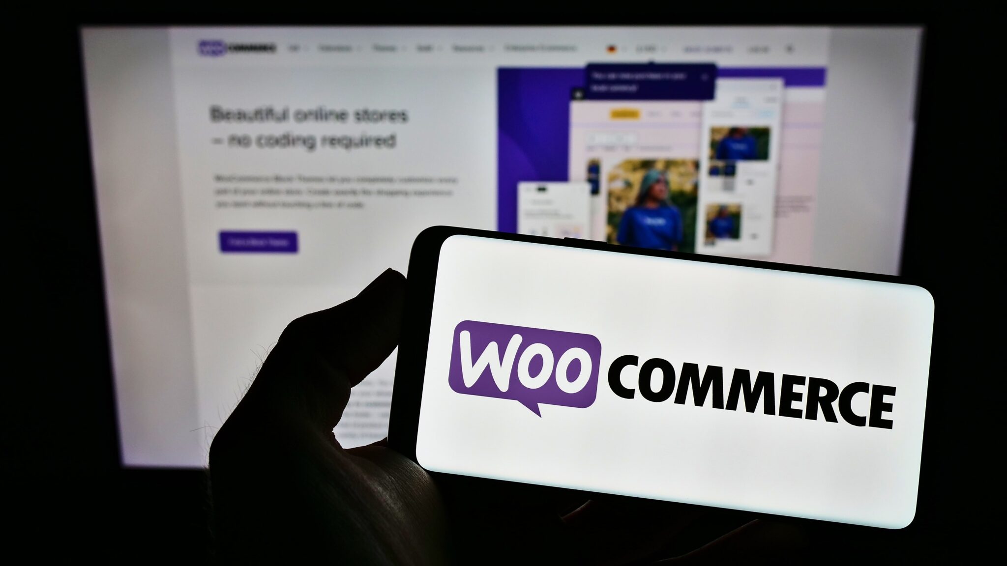 WooCommerce-Logo auf Smartphone, online Shop-Erstellung ohne Programmierkenntnisse. Perfekt für Einsteiger.