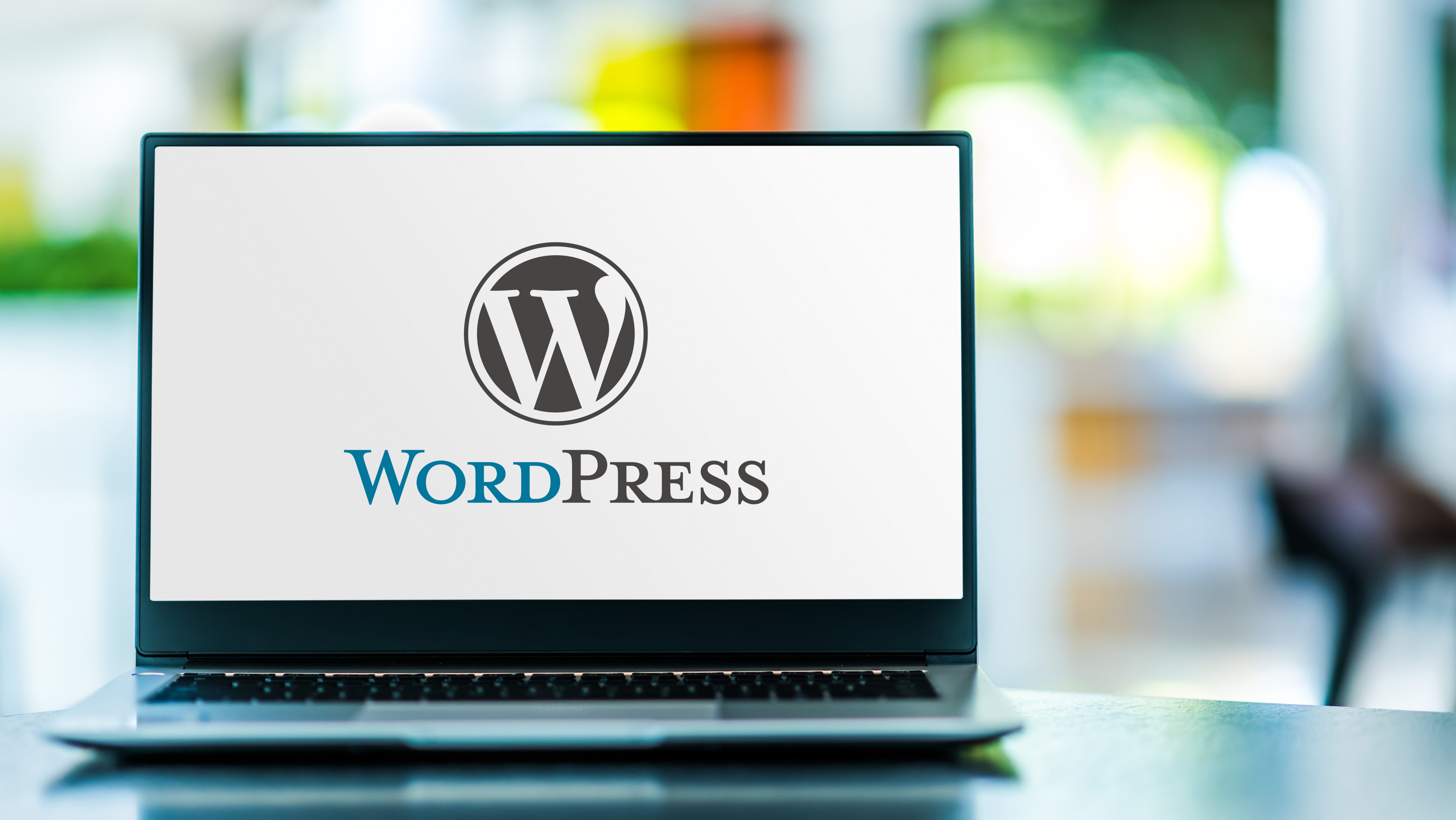 Laptop zeigt WordPress-Logo für Artikel über WordPress-Webseitenerstellung und -optimierung.